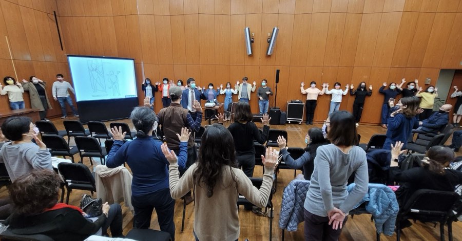 蘇炯睿醫師於國家交響樂團演講，團員在座位上一同進行伸展動作